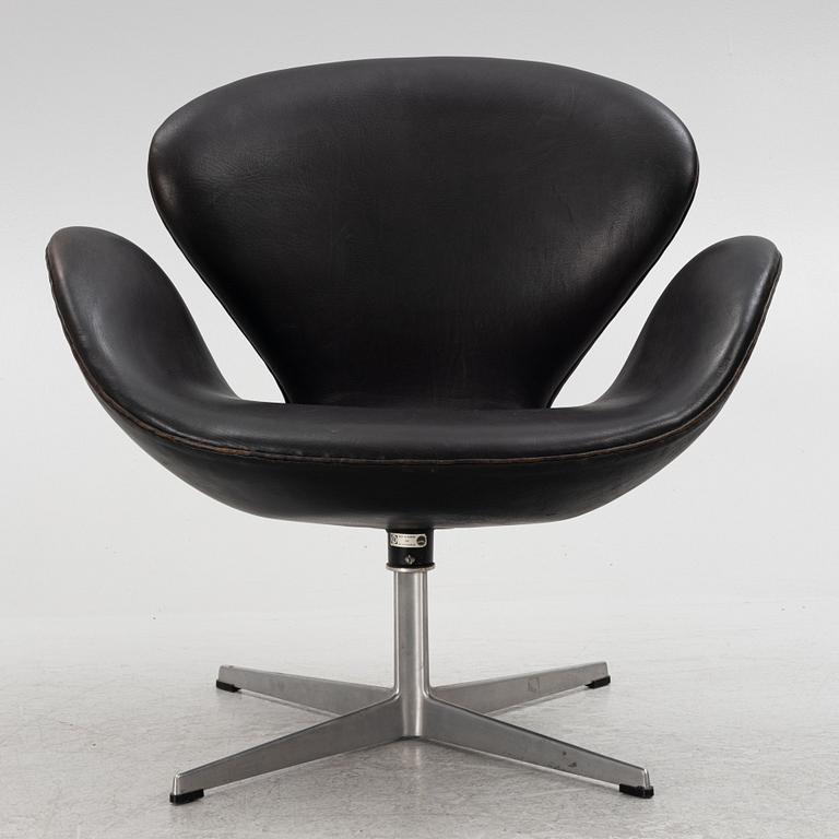 Arne Jacobsen, fåtölj, "Svanen" Fritz Hansen, Danmark, 1960-tal.
