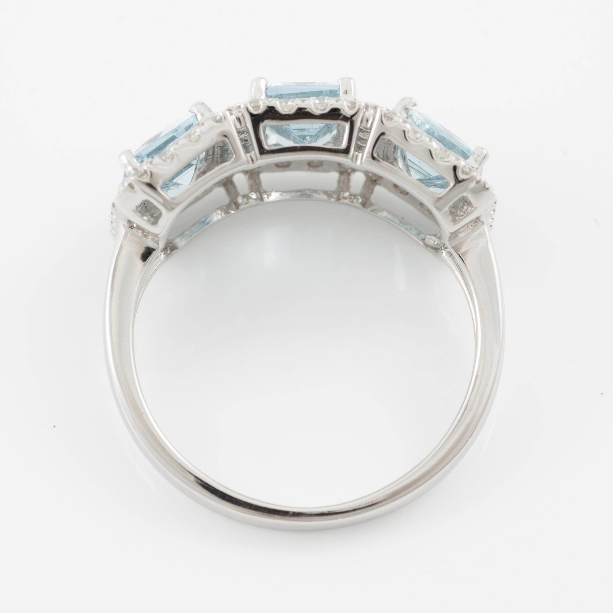 Ring in 18K white gold with three aquamarines and brilliant-cut diamonds.
