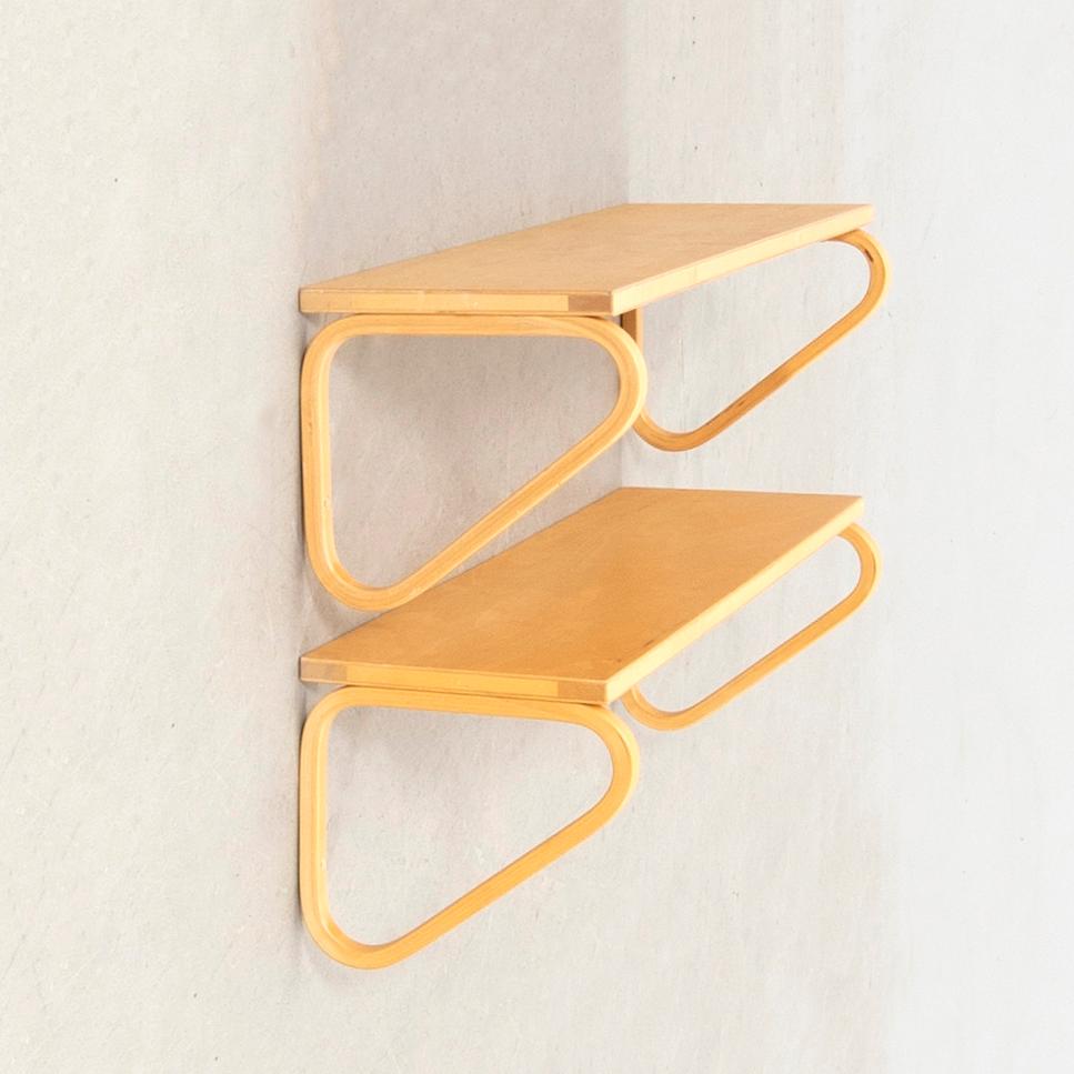 Alvar Aalto, vägghyllor 2 st Artek Helsingfors 1970-tal.