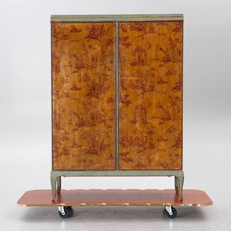 Wardrobe, first half of the 20th century.