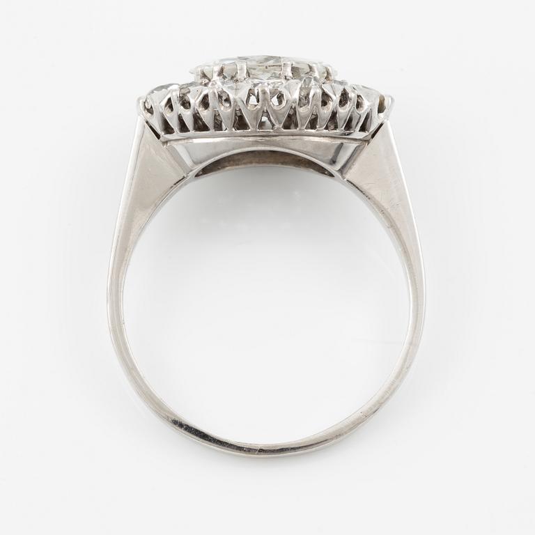 Ring in 18K white gold set with a marquise-cut diamond and old-cut diamonds.