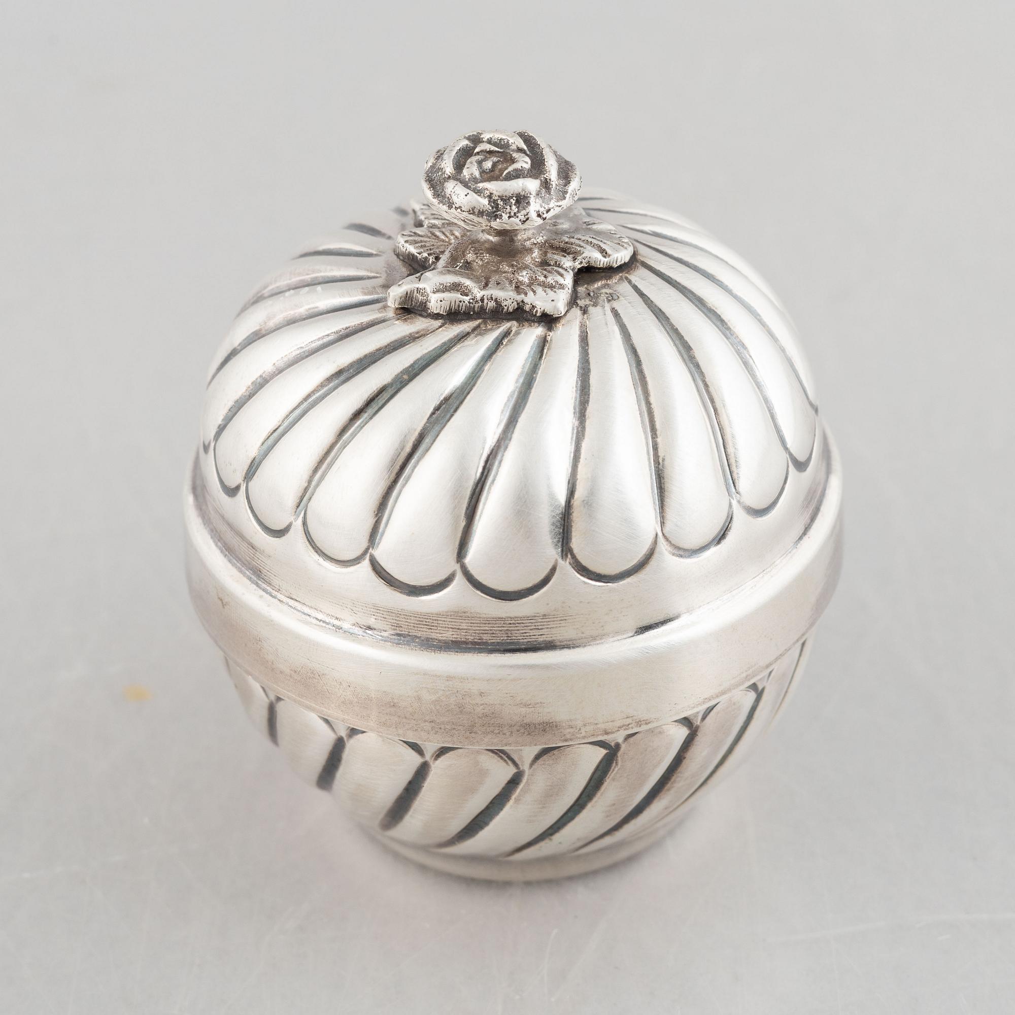 Box/bowl with lid, silver, 20th Century.