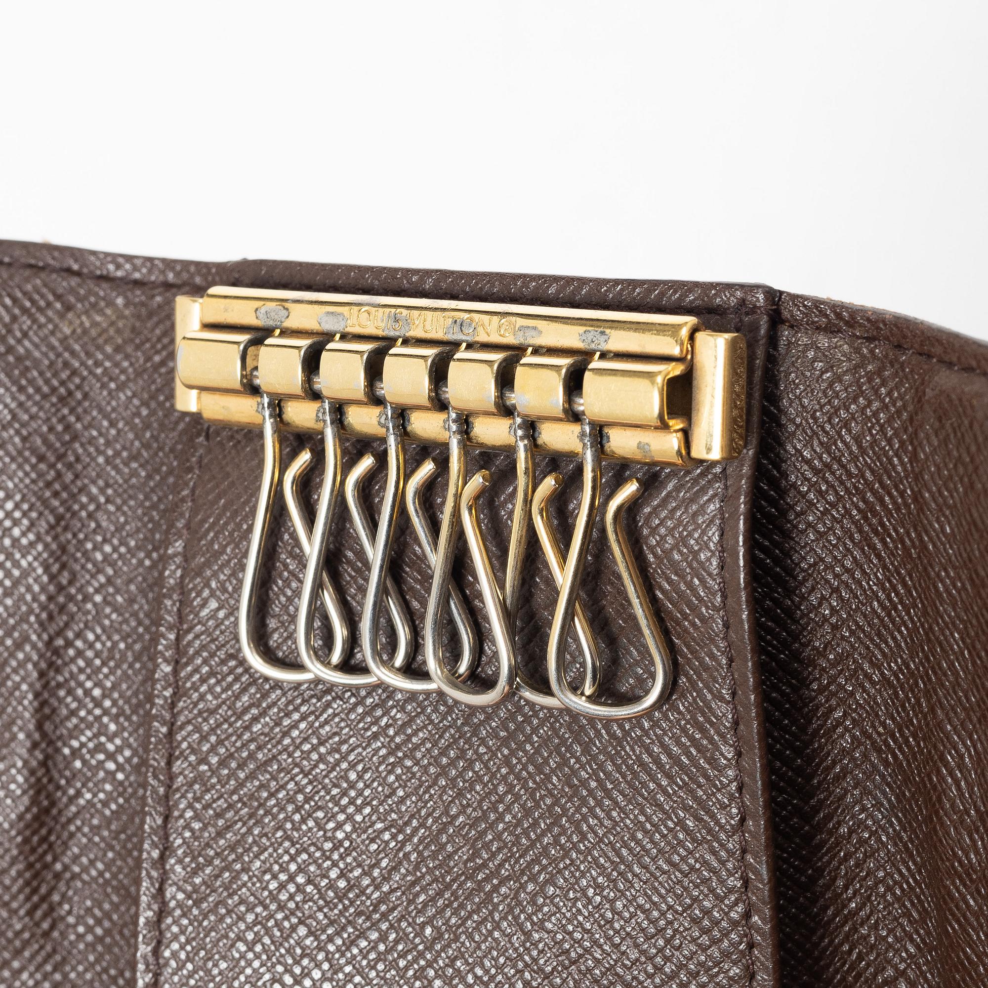 Louis Vuitton, Translation: "key holder".
