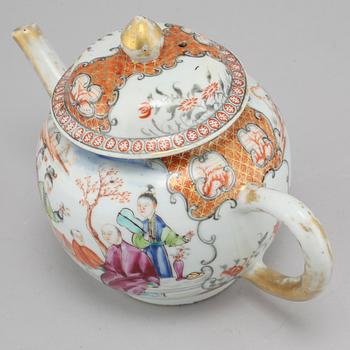 A 18th century chinese porcelian tea pot.