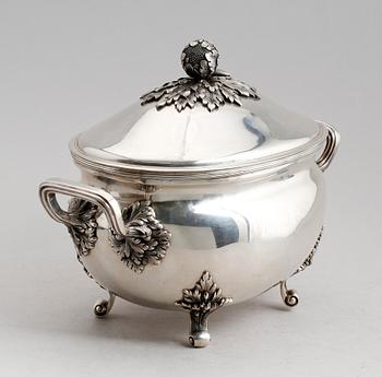 TERRIN MED LOCK, sterlingsilver, svenska importstämplar. Vikt ca 3165 gram.