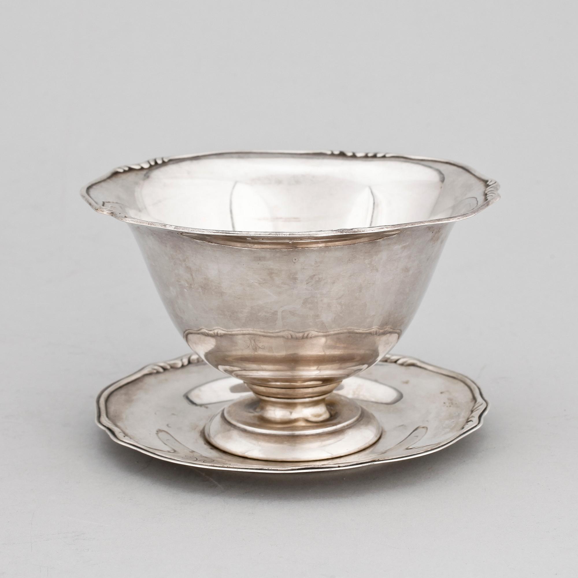 SÅSSKÅL MED FAT, silver. WA Bolin, Stockholm 1931. Vikt ca 160 gram.