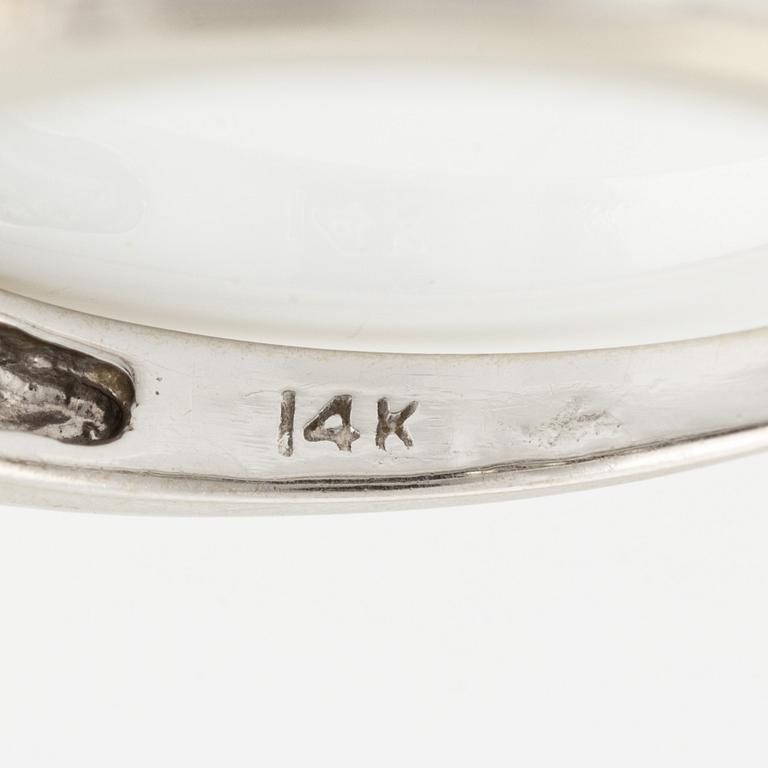 Ring, 14K vitguld med tre briljantslipade diamanter.