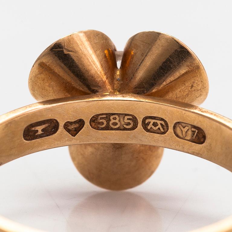 Elis Kauppi, ring, 14K guld och syntetisk spinell. Kupittaan Kulta, Åbo 1976.