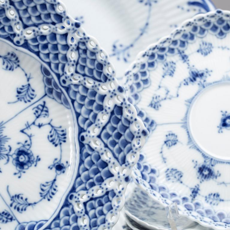 SERVISDELAR, Musselmalet, halvblond resp. helblond, Royal Copenhagen, ca 29 delar.