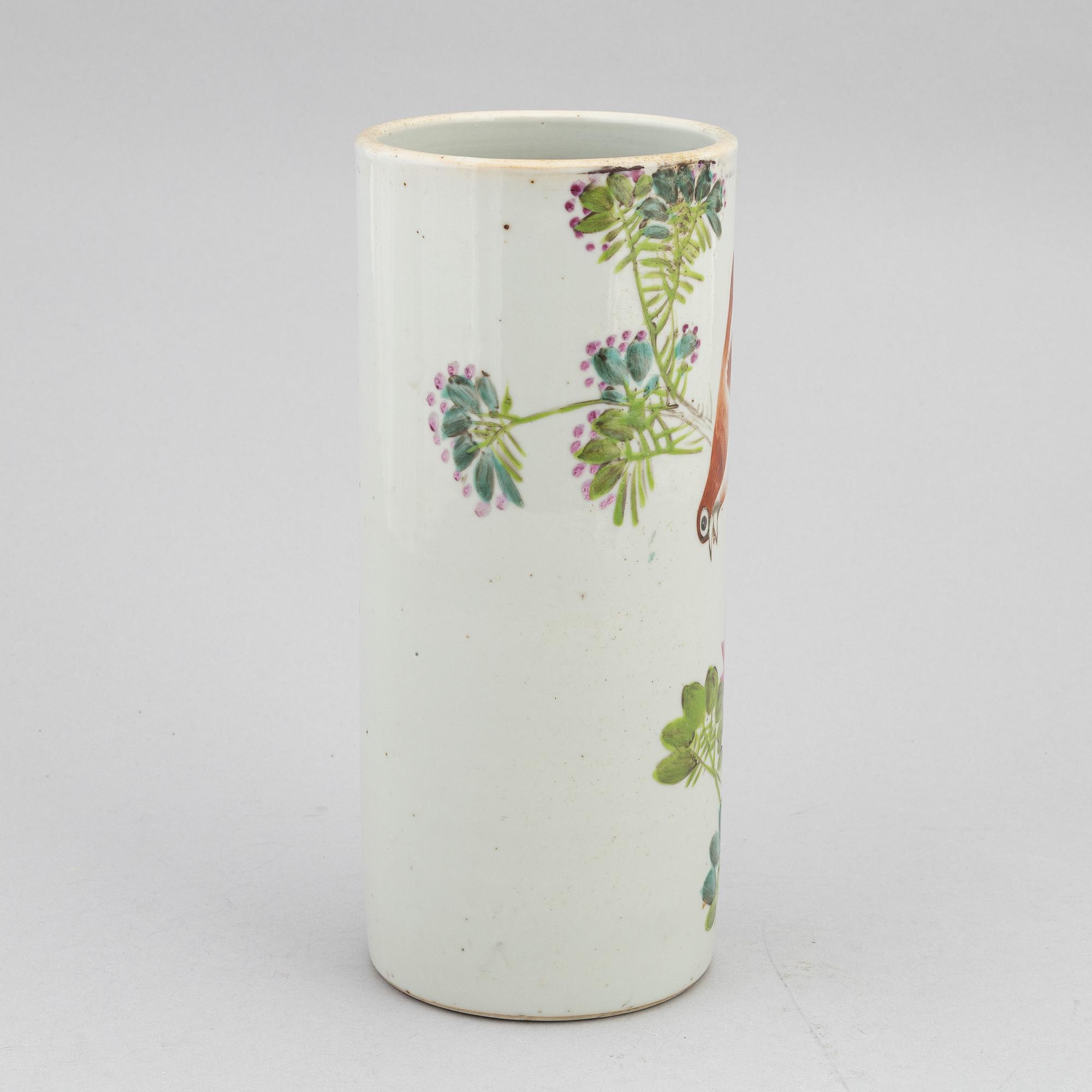 A Chinese porcelain vase, first half of the 20th century.