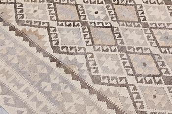 A Kilim rug, approx. 292 x 206 cm.