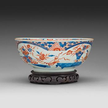 490. An imari punch bowl, Qing dynasty 18th century.