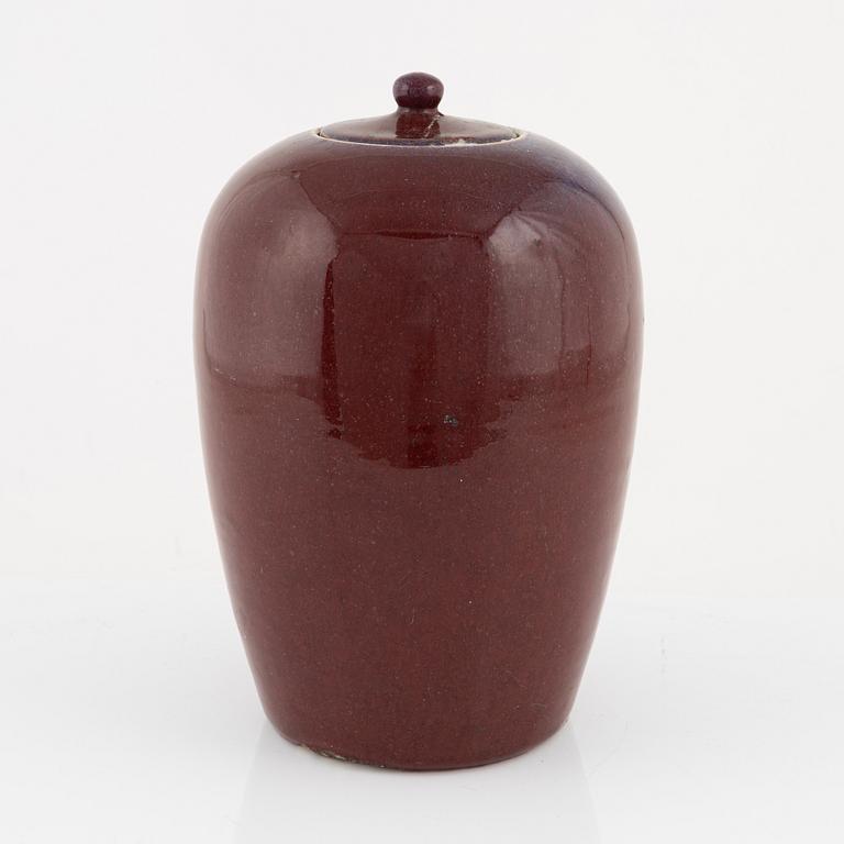 Two lidded urna, and a bowl, porcleain, China, around 1900.