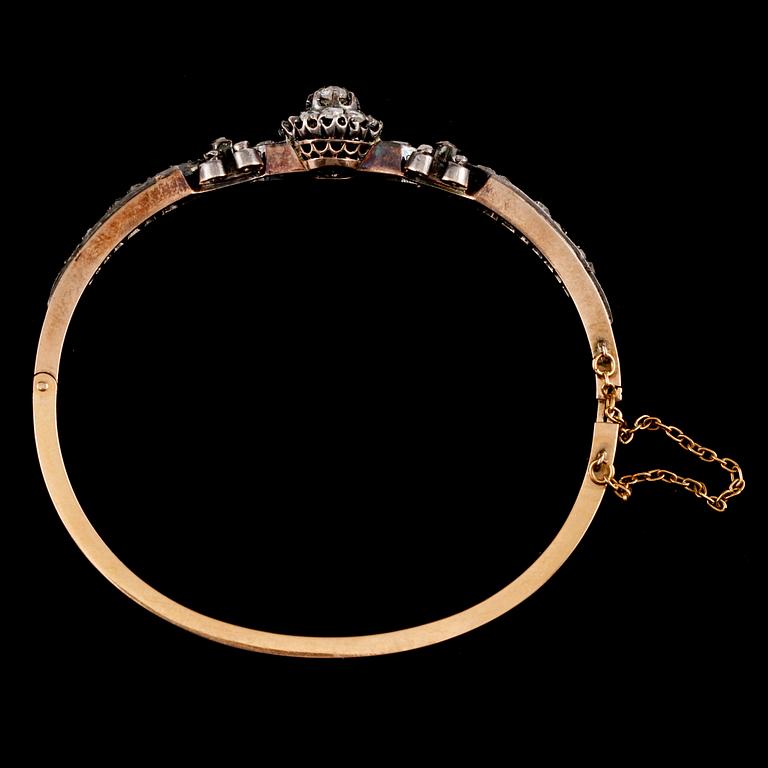 ARMBAND, 18k guld och silver med fasettslipade diamanter, 1800-talets slut. Vikt 14 g.