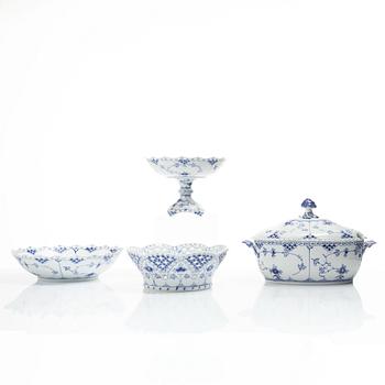 Royal Copenhagen, Serveringsskålar, tre stycken samt terrin, porslin, "Musselmalet helblond" (Blue fluted full lace), 1968-73.