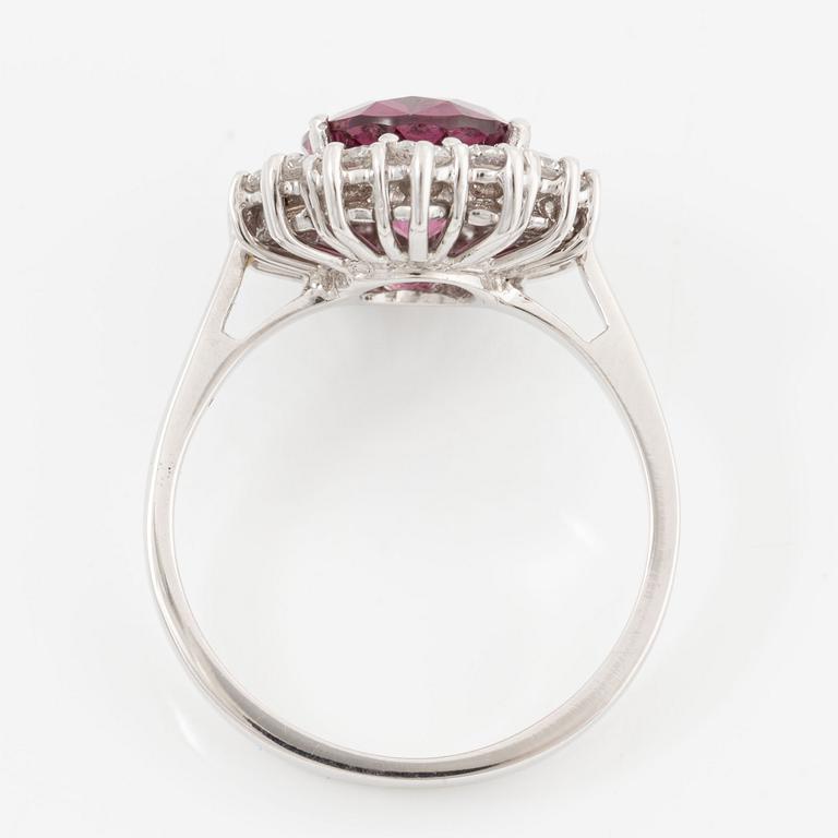 Ring, carmoséring, 18K vitguld med rosa granat och briljantslipade diamanter.