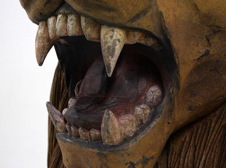 SKULPTUR, trä med kredering.