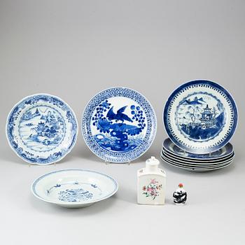 A group of blue and white export porcelain dishes, and a famille rose tea caddy, Qing dynasty, 18/19th century.