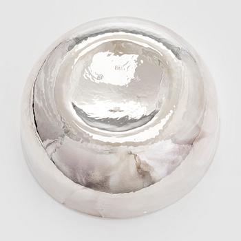 A. Tillander, malja, sterlinghopeaa ja emalia. Turku 2005.