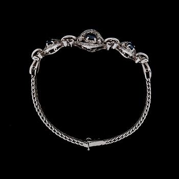 ARMLÄNK, 18k vitguld med 3 st fasettslipade safirer samt små diamanter. Vikt ca 17 gram.