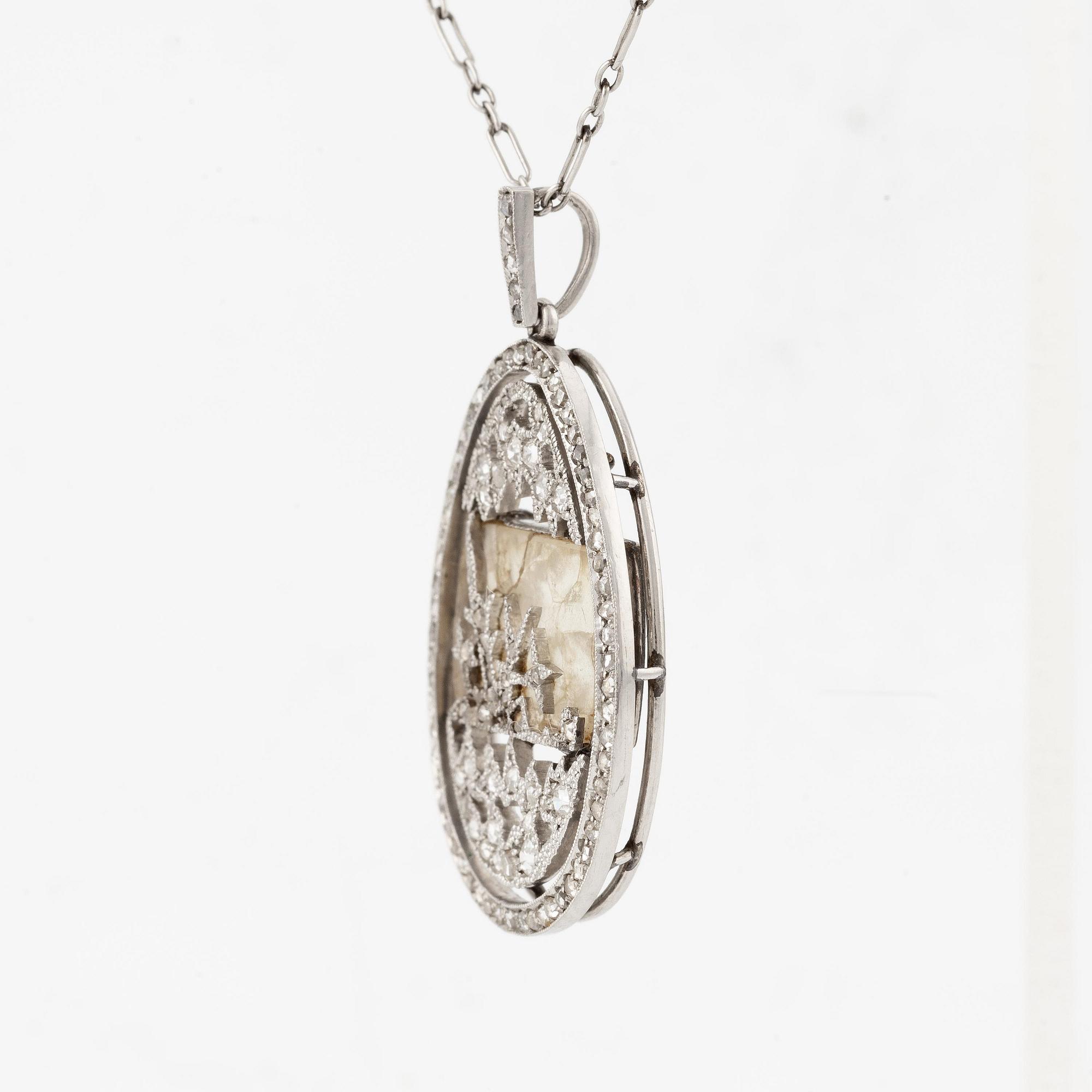 Fabergé hänge med kedja, design Alma Pihl.