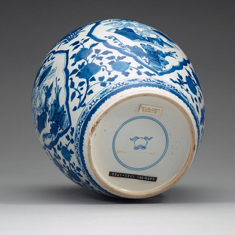 A blue and white jar, Qing dynasty, Kangxi (1662-1722).