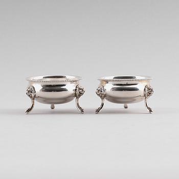 SALTKAR, 1 par, silver, otydliga stämplar, möjligen Frankrike,  omkring år 1900. Total vikt ca 131 g.