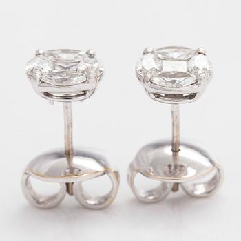 Örhängen, 18K vitguld med princess- samt navetteslipade diamanter.