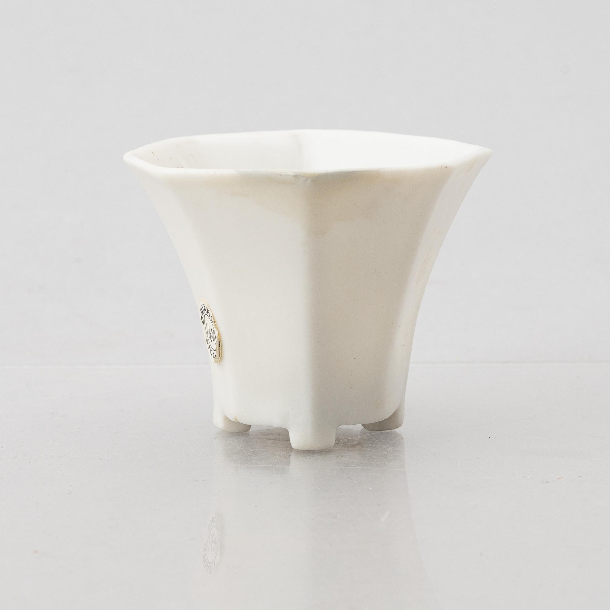 Vinofferbägare, blanc-de-chine. Qingdynastin, Kangxi (1662-1722).