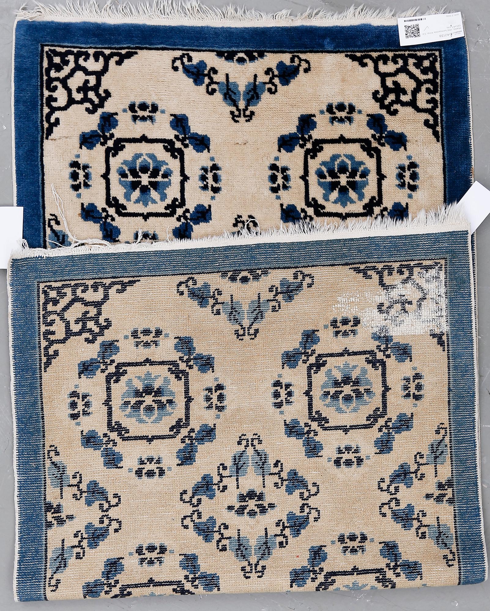 Matta, old/semiantik Kina. Ca 135x67 cm.