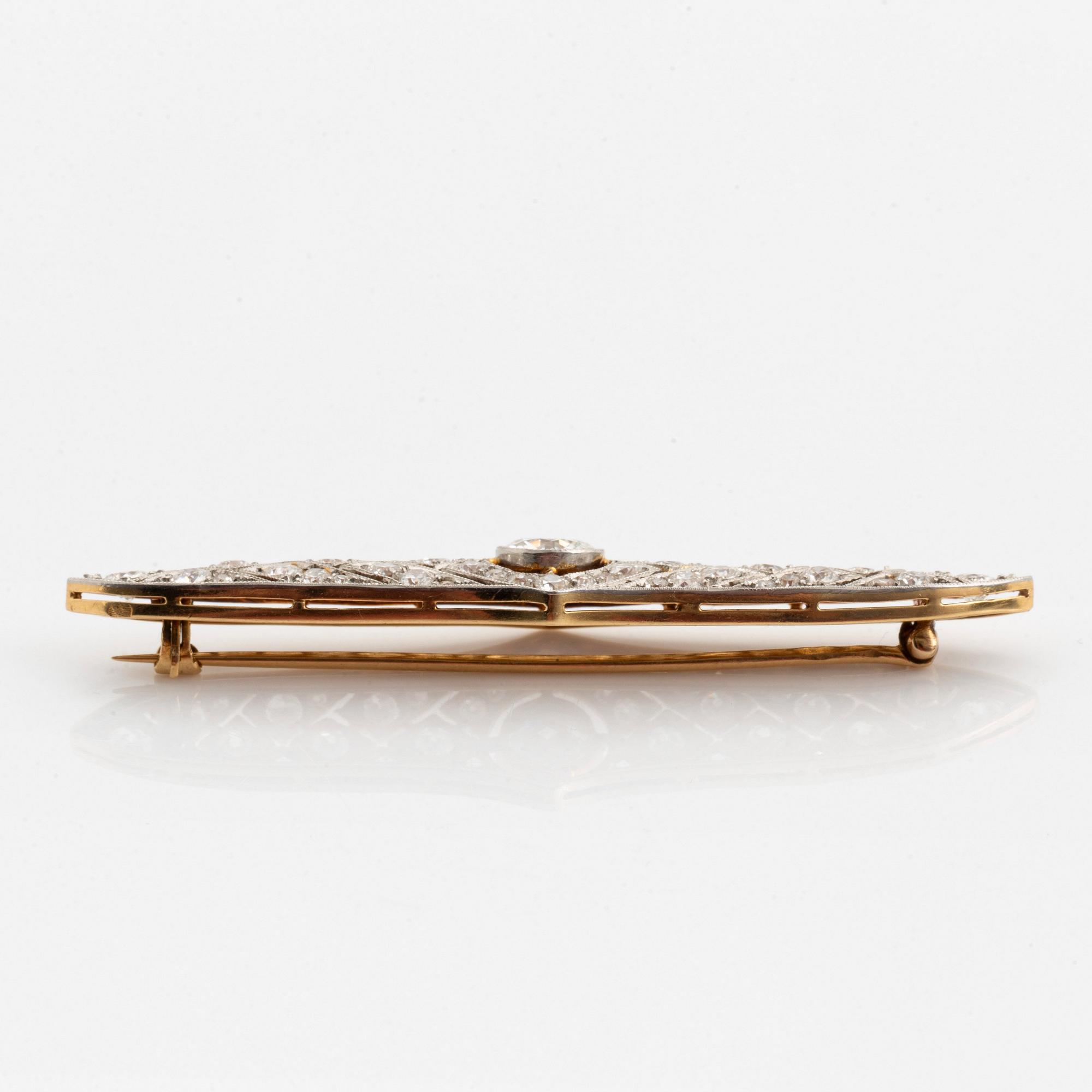 Brosch platina och 14K guld med en gammalslipad diamant ca 1.05 ct kvalitet ca H si.