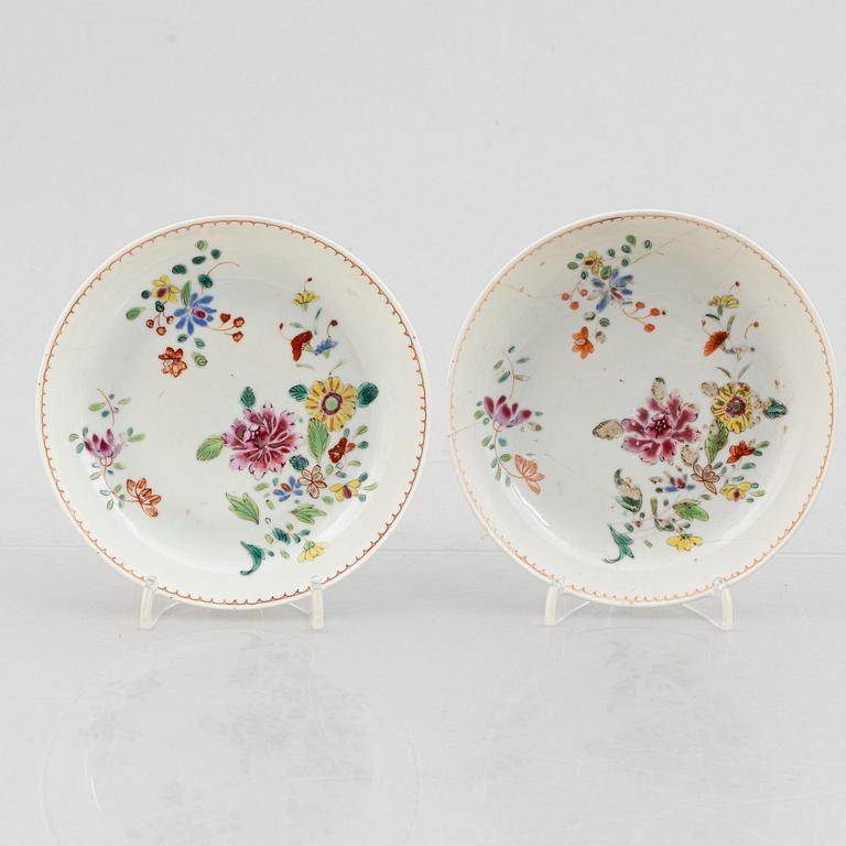 Kopp med fat, terrin utan lock, samt tre fat, porslin, Kina, Qingdynastin, 1700-tal.