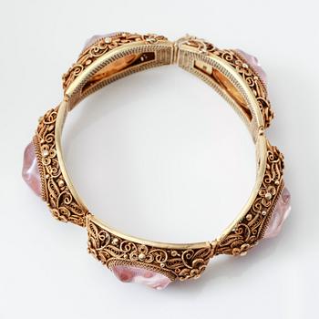 ARMBAND, förgyllt silver och rosatonade stenar, 1900-talets första hälft.