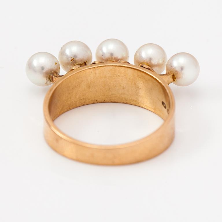 Elis Kauppi, Ring, 14K guld och odlade pärlor. Kupittaan kulta, Åbo.