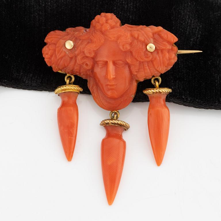 Brooch coral with gilded metal.