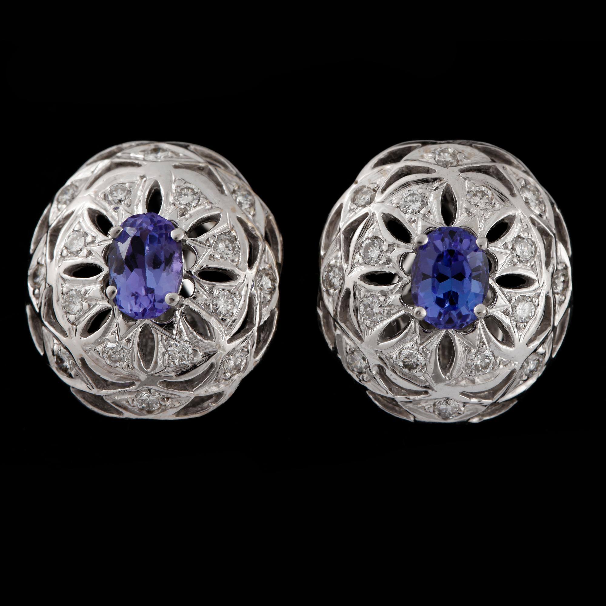 ÖRHÄNGEN, ett par, 14k vitguld med tanzanit och briljantslipade diamanter tot ca 0,25 ct. Tot vikt ca 7 gram.