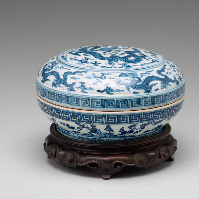 A blue and white box with cover, Ming dynasty, with Wanli mark and period (1572-1620).