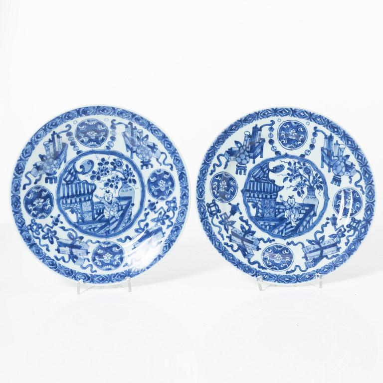 A pair of Chinese blue and white porcelain plates, Qing dynasty, Kangxi (1662-1722).