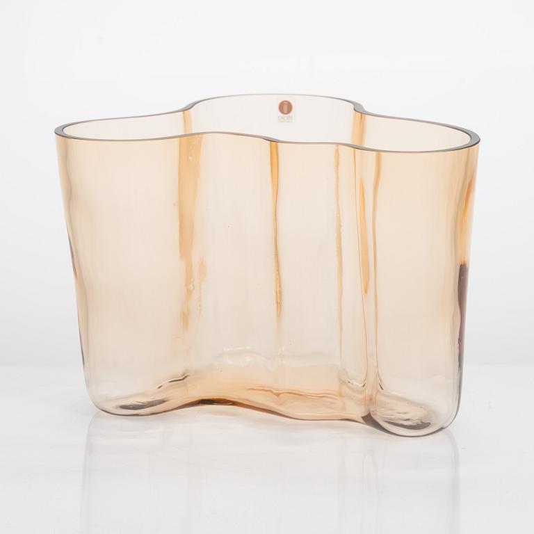 Alvar Aalto, maljakko, lasia, "3030", 60-vuotis juhlamaljakko, signeerattu Alvar Aalto Iittala 1936-1996.