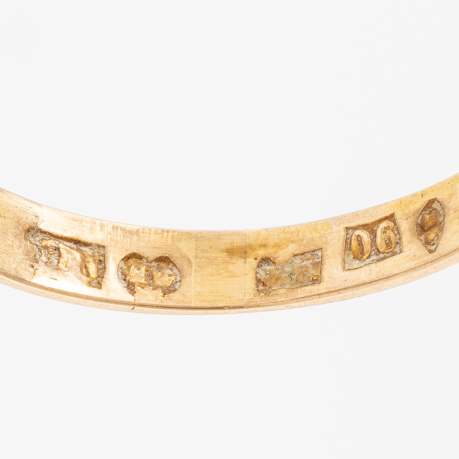 Ring, 18K guld med mindre briljantslipad diamant.