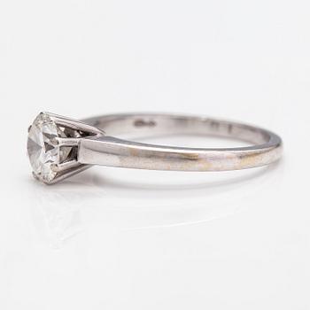 Sormus, 18K valkokultaa ja timantti n. 1.01 ct todistuksen mukaan.