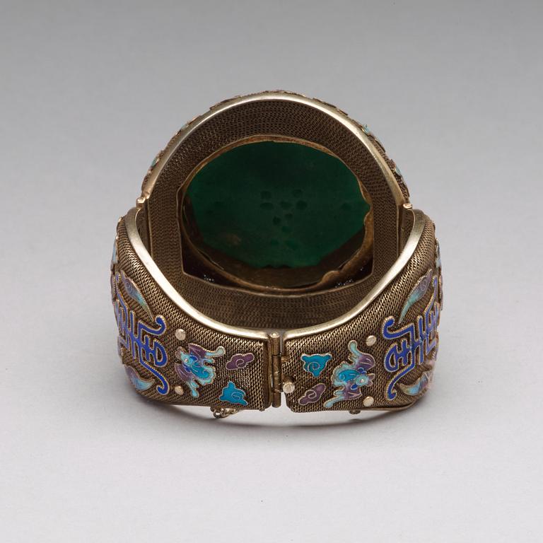 A filigree bracelet with inlays of cloisonné and a sculptured stone, Qing dynasty.