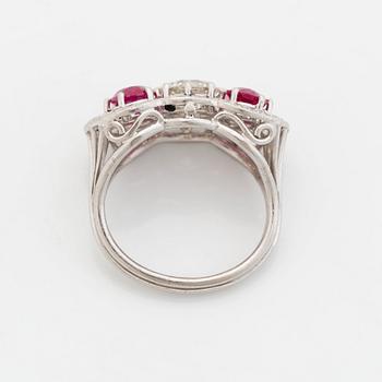 Ring 18K vitguld med fasettslipade rubiner och en rund briljantslipade diamant.