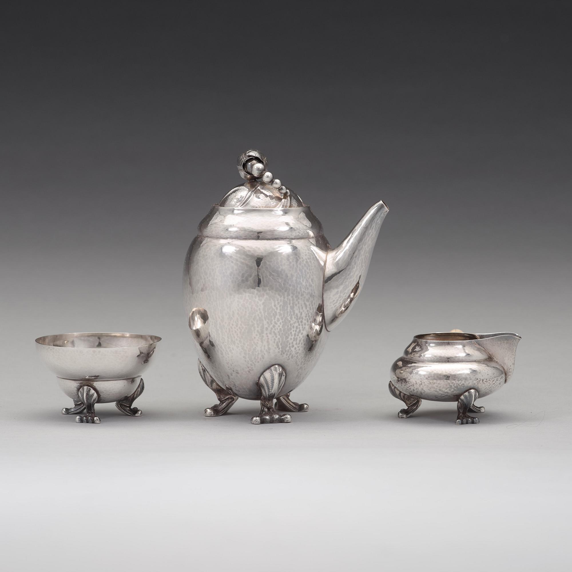 Georg Jensen, kaffeservis, tre delar "Magnolia/Blossom", Köpenhamn 1925-32, sterling. Design nr 2A & B (kaffekannan).