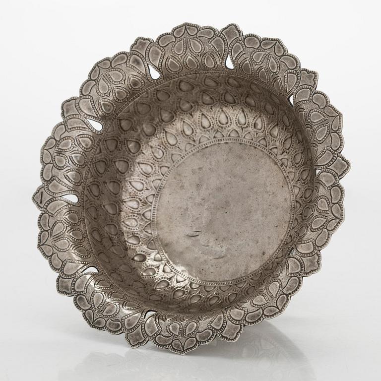 Malja, hopeaa, mogultyylinen, 1700-luku. Suomalaiset tarkastusleimat, Ossian Hopea, Porvoo 1977.