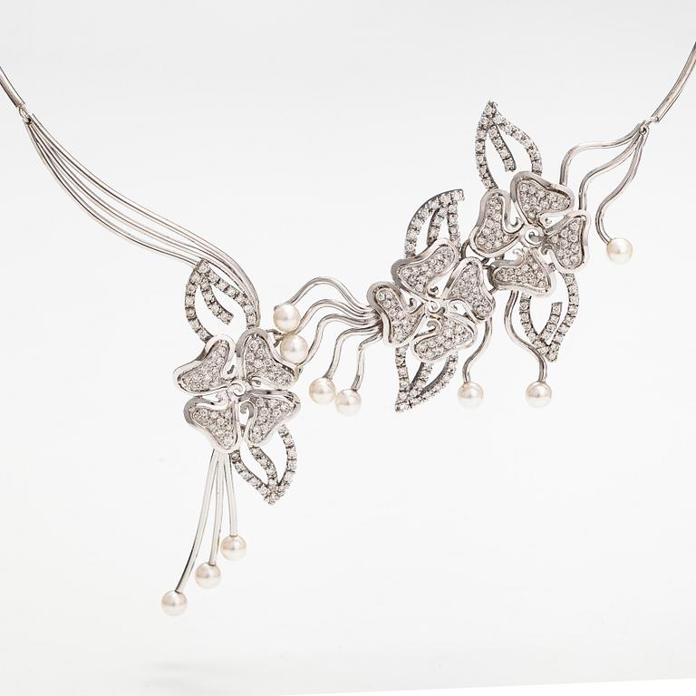 Halsband, 18K viguld, diamanter ca 3.20 ct tot och odlade pärlor. Italien.