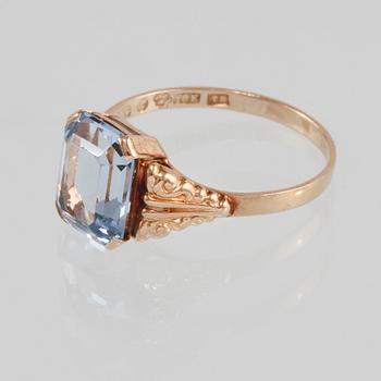 RING, 18K guld med fasettslipad syntetiskt spinell, Trege, Göteborg, 1949. Vikt 2,6 gram.