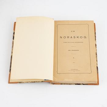 Böcker, 9 volymer, "Noraskogs Arkiv I-VI" Johan Johansson, 1883-1928, samt "Om Noraskog I-III", Johan Johansson, 1875-84.