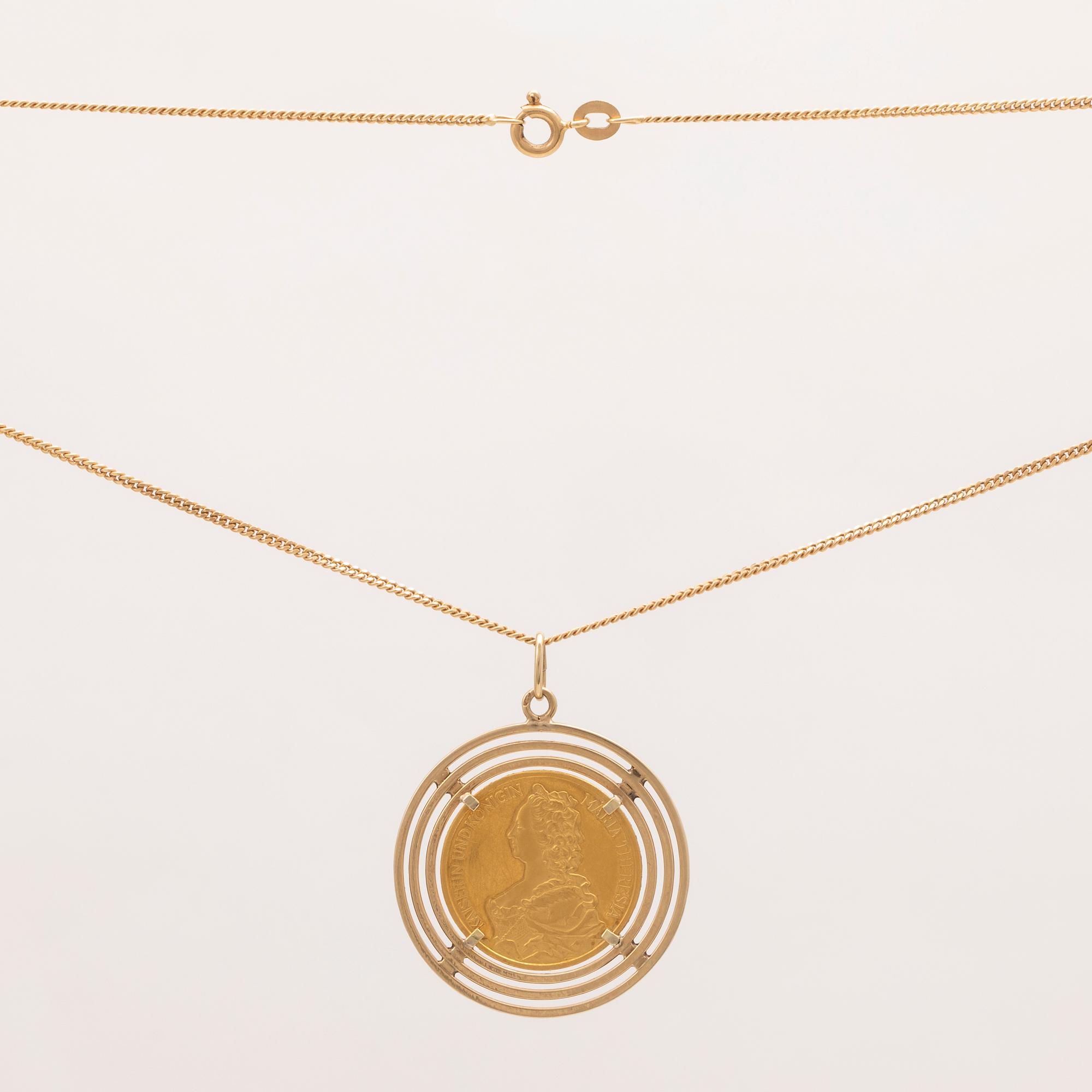 Halsband guld med hänge av mynt Maria Theresia.