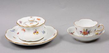 BLÄCKHORN SAMT KAFFEKOPP MED FAT, porslin, Meissen, rokokostil, 1900-tal.